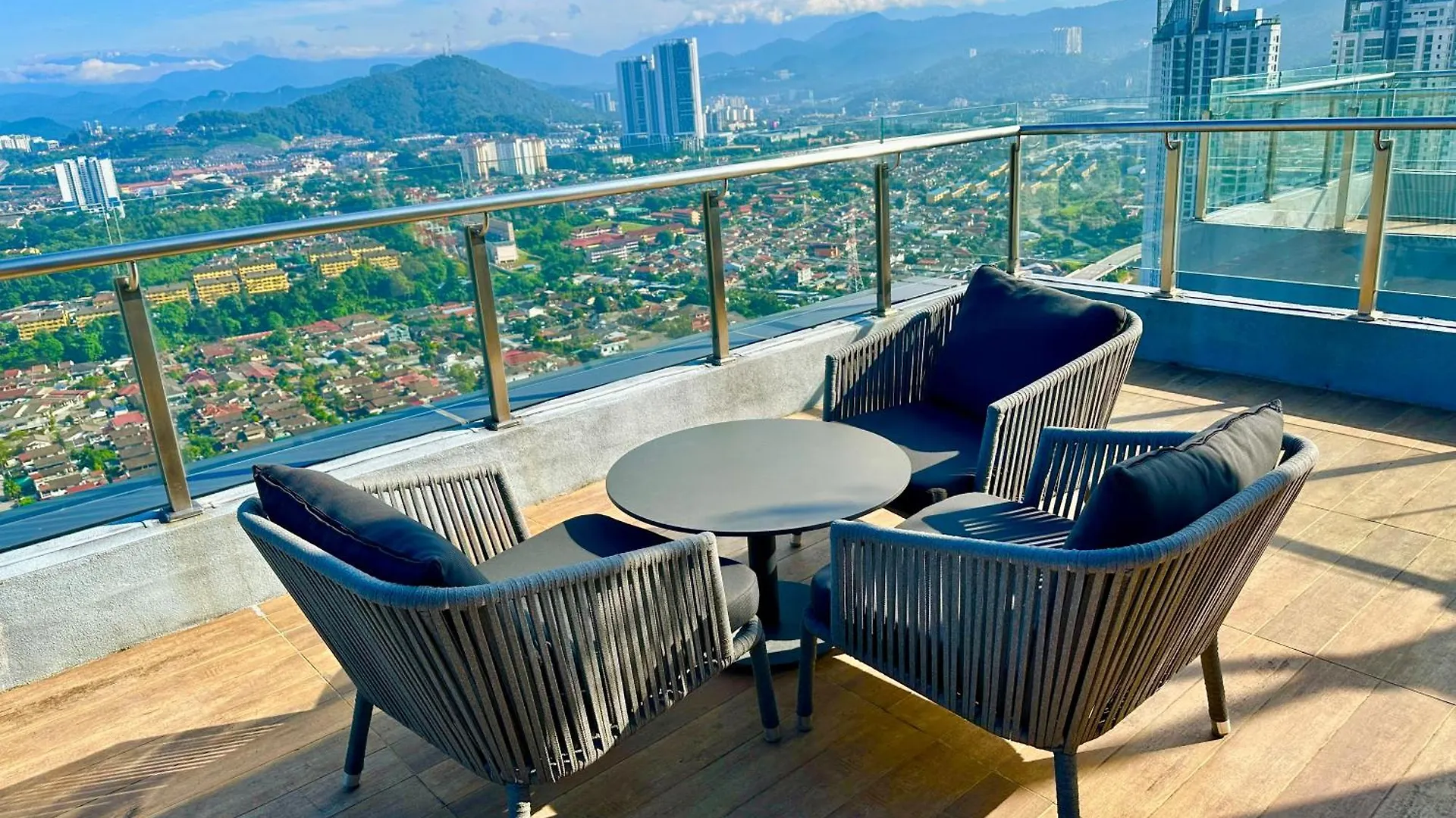 Neu Suites By Cozy Homes Near Gleneagles, Klcc & Lrt Kuala Lumpur 0*,
